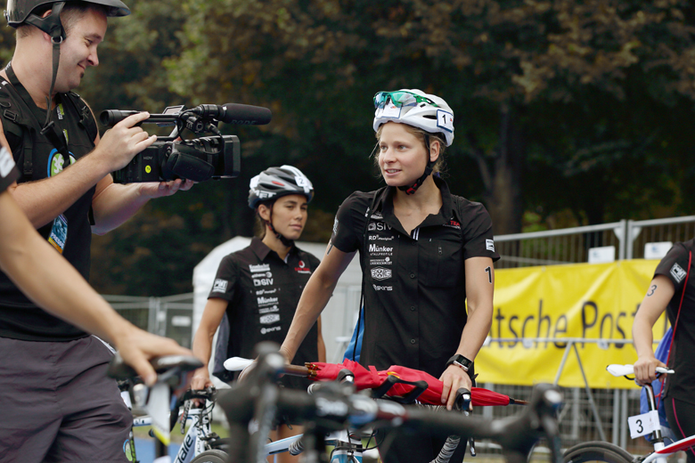 Rebecca im Interview vor dem Rennen.