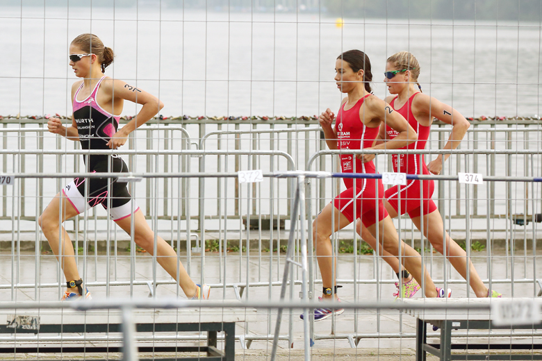 Rebecca Robisch und Andrea Hewitt knapp hinter der U23 Weltmeisterin Sophia Saller.