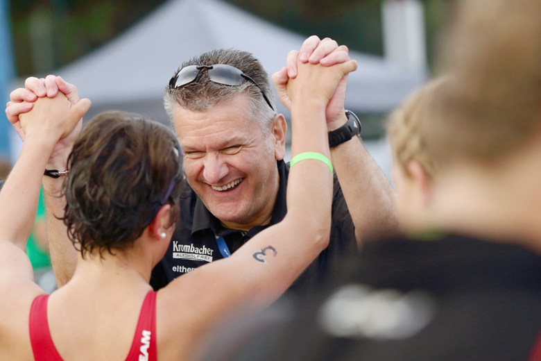 Teamchef Rainer Jung und Hanna Philippin feiern ihren Sieg.
